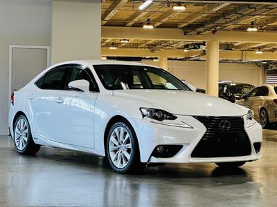 2014 Lexus IS 300h - Thumbnail