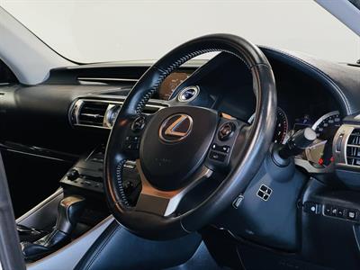 2014 Lexus IS 300h - Thumbnail