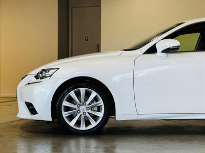 2014 Lexus IS 300h - Thumbnail