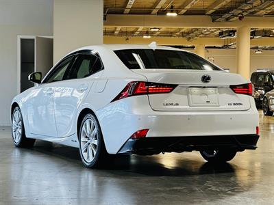 2014 Lexus IS 300h - Thumbnail