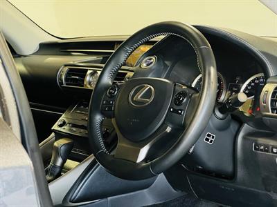 2013 Lexus IS 300h - Thumbnail