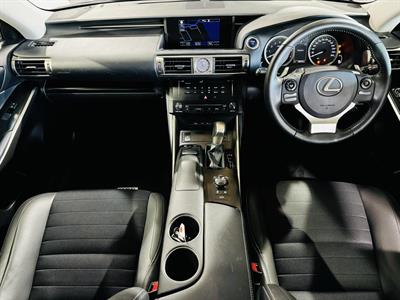 2013 Lexus IS 300h - Thumbnail