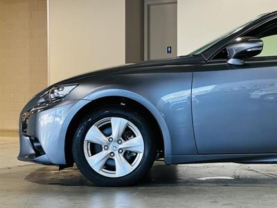 2013 Lexus IS 300h - Thumbnail