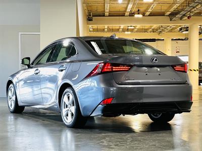 2013 Lexus IS 300h - Thumbnail