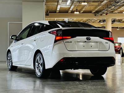 2019 Toyota Prius - Thumbnail