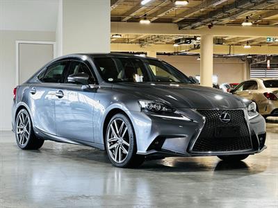 2013 Lexus IS 300h - Thumbnail