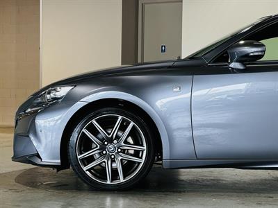 2013 Lexus IS 300h - Thumbnail