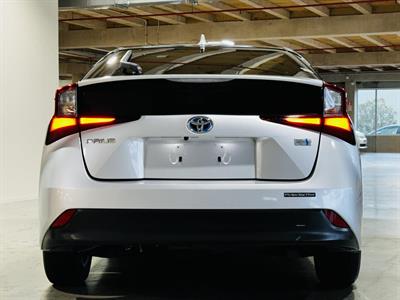 2019 Toyota Prius - Thumbnail