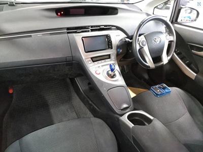 2015 Toyota Prius - Thumbnail